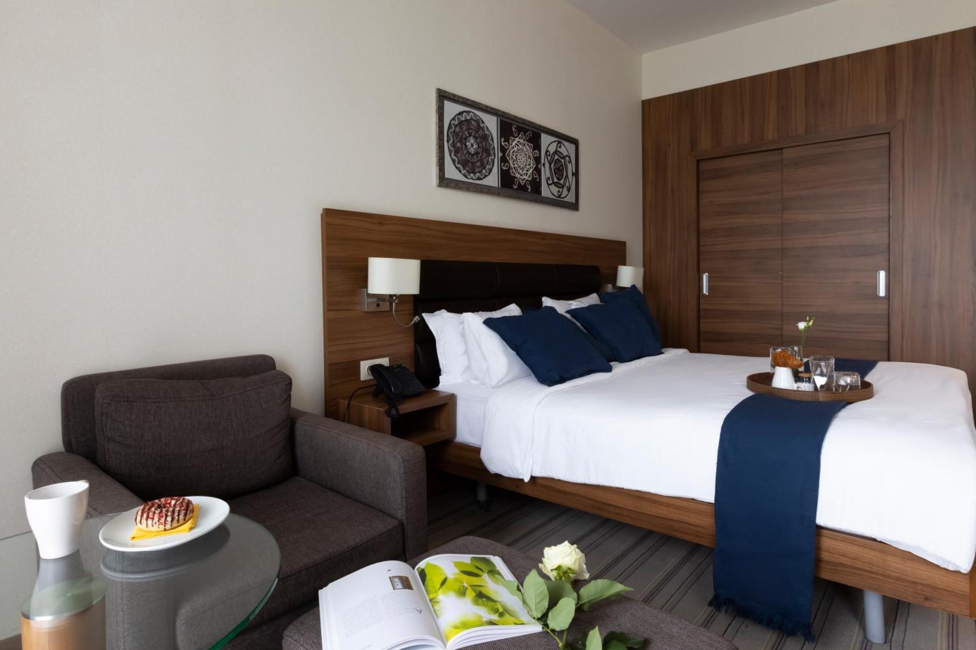 Premier King Room Complimentary Water WiFi Tea Coffee Equipment,1631579370:JPEG